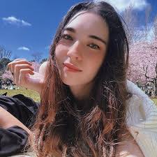 Julia Pew's Instagram, Twitter & Facebook