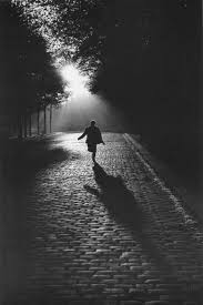 Sabine Weiss Vers La Lumiere Paris 1953 Zwart En Wit Fotografie Zwarte Fotografie Stadsbeeld Fotografie