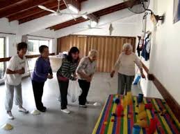 Aquí tienes 15 dinámicas, juegos y actividades recreativas para realizar con adultos mayores. Gimnasia Y Juego Con Tapitas Youtube