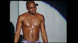 All eyez on me is the fourth studio album by american rapper 2pac and the last to be released during his lifetime. All Eyez On Me Erster Trailer Zum Film Uber Tupac Shakur Musikexpress