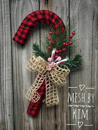 Esta Suspension De Puerta Hermosa De Bufalo Caramelo Cuadros Cana Necesita Un Nuevo Hogar Base Con Manualidades Navidenas Baston De Navidad Cosas De Navidad