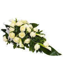 Rendi speciale il giorno di una persona che ami con i nostri fiori di compleanno. Composizione Stesa Di Rose Bianche E Calle Bianche Per Funerale