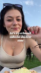 by popular demand.. were trying a funnel cake 😋 hehe #funnelcake  #tastetest #letseat #fairfood #whattoeatatthefair #streetfair #michigan  #eatwithmewithme #elephantear