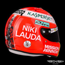 Auch sein helm sieht diesmal anders aus. Formel 1 Monaco Sebastian Vettel Fahrt Mit Laudas Helmdesign