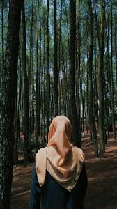 Bolehkah kita melarang perempuan yang tak berhijab memasuki masjid? Gambar Wanita Berhijab Dari Samping Literatur