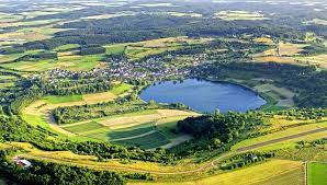 Unternehmen sie eine wanderung durch den nationalpark eifel, eine radtour oder entspannen sie sich an einem der maare, den für die eifel typischen kreisrunden seen. Tagestouren Sehenswurdigkeiten Und Unterkunfte Fur Ihren Eifelurlaub