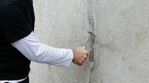 La saignée obtenue doit être en forme de v et inclure la fissure dans son intégralité. Traiter Les Fissures Sur Un Mur Exterieur