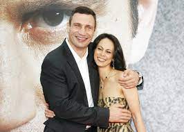 Афишу разместили на ее личном. Zhena Vitaliya Klichko Vypuskaet Pervyj Solnyj Albom Jetsetter