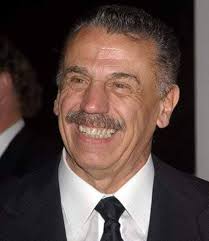 ALFONSO ARAU. Nacio el 11 de Enero de 1932 en la Ciudad de México. Alfonso  Arau Inchaustegui, conocido como Alfonso Arau, es un actor, director de  cine y músico mexicano. Muchas Felicidades