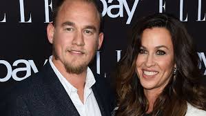 Afterward, as part of a recording deal, she moved to holmby hills, los angeles. Alanis Morissette And Mario Treadway Dating Gossip News Photos