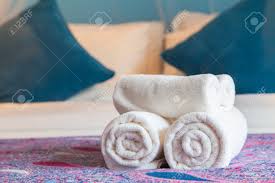 Blanc Bain Serviette Roulee Sur Un Lit Dans La Chambre D Hotel Accueil Des Invites Banque D Images Et Photos Libres De Droits Image 52538266