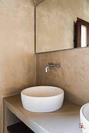 tadelakt bathroom with modern sink wastafel muurverf badkamer