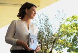 Das ist die erste grüne kanzlerkandidatin. Under Pressure German Greens Leader Hits Restart With New Book Reuters