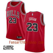Wenn du die beste fußball ausrüstung suchst, bist du bei sportscheck richtig! Nba Chicago Bulls Trikot Michael Jordan 23 Nike 2017 18 Rot Swingman Kinder