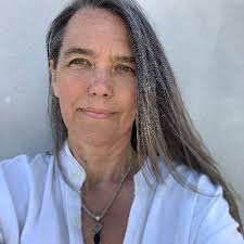 Emma Carroll (@EmmaERiddell)