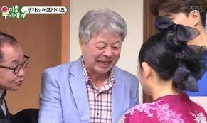 고양이 다홍을 키우고 있는 방송인 박수홍이 27일 경기 양주시 광석1리 마을회관에서 진행된 '마당개 중성화 프로젝트'에 참여해 국경없는 수의사회 회원들과 함께 강아지, 고양이 중성화 봉사활동을 하고 있다. ê¾¸ê¾¸ë¯¸ ê¹€ì˜ìž„ ë°•ìˆ˜í™ ì•„ë²„ì§€ ë‚˜ì´