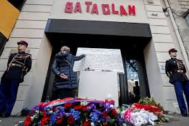 Vendredi 13 novembre, ce jour que nous n'oublierons jamais, la france a été frappée lâchement, dans un acte de guerre organisé de loin et froidement exécuté. Hommage Aux Victimes Des Attentats Du 13 Novembre On Ne Se Reconstruit Pas Vraiment