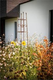 Rankstab Aus Cortenstahl Accessoire Zwischen Blumen Und Straucher Im Fruhling Cortenstahl Gartenspaliere Garten