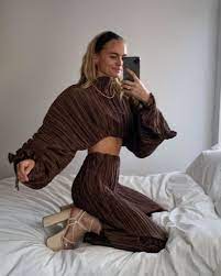 On iphones, you also have the option to capture a photo using the volume buttons on the side. How To Take The Best Mirror Selfies At Home Song Of Style