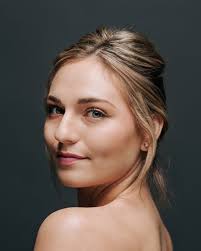 Miranda Giles's Instagram, Twitter & Facebook