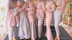 Cara lain tampil elegan adalah memadukan bahan brokat renda dengan kain tulle atau organza. Dear Ladies Ini 7 Inspirasi Model Kebaya Kain Brokat Modern Untuk Tampil Lebih Elegan Di Pesta