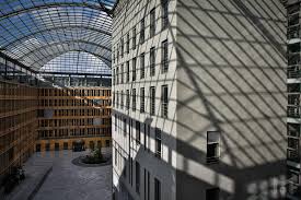 In dem rund 197 millionen mark teuren bürokomplex am spreeufer arbeiten gut 500 mitarbeiter. Dihk Deutscher Industrie Und Handelskammertag
