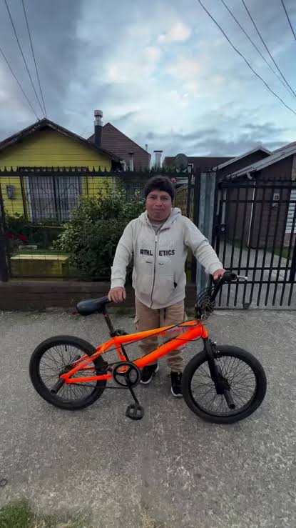 Carlitos y su aventura en bicicleta en Neuquén