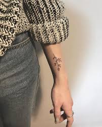 Nord, sud, est, ouest et les orientations intermédiaires, jusqu'à directions. 40 Idees De Tatouage De Fleurs Quelle Est Leur Signification Mode Et Beaute Tatouage Zenidees