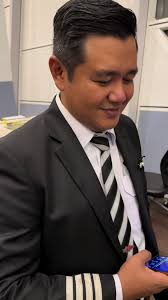 Pilot Terpaling Handsome: Scott Rais di AirAsiaX