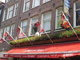 The flag of amsterdam is the official flag for amsterdam, the capital city of the netherlands. Kafe I Flagi Amsterdama Izobrazhenie Ekskursii Po Amsterdamu Na Russkom Amsterdam Tripadvisor