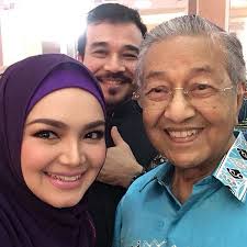 Siti Nurhaliza Ctdk Sempat Bergambar Dengan Ayahnda Tun Chedetofficial Dan Yb Datuk Seri Azmin Ali Di Majlis Perkahwinan Anak Siti Nurhaliza Fashion Hijab