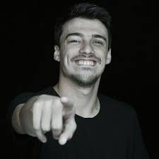 Se terminó para mi una etapa hermosa en @radio10 y no puedo dejar de  agradecerle a este equipazo por las mañanas de mates, risas, periodismo y  amistad. Son grandes colegas pero mejores