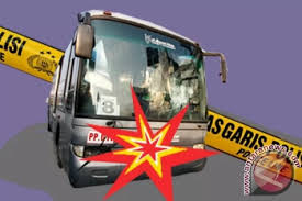 Scopri ricette, idee per la casa, consigli di stile e altre idee da provare. Ngeri Pejalan Kaki Di Madiun Ditabrak Innova Bus 2 Orang Tewas