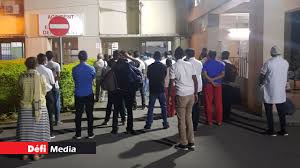 Sit In Des Infirmiers Et Attendants A L Hopital Jawaharlal Nehru Rose Belle Defimedia