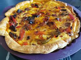 Quiche Poivrons Chorizo Dans Le Moule A Tarte Tupperware En 2020 Quiche Poivron Recette Vegetarienne Facile Chorizo