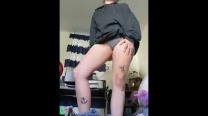 Cutie amateur temblando y sacudiendo sus muslos gruesos