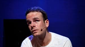 Henry van Loon wisselt maffe verhalen en treffende imitaties af met  liefdevolle verhalen over zijn ouders (vier sterren)