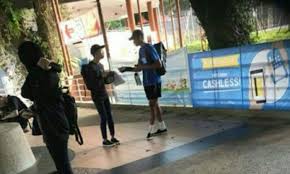 Police said they are currently investigating the alleged incident after receiving an in response to queries via instagram, ngee ann polytechnic said they are aware of the video and are currently investigating the matter. Donation Solicitors Strike At Ngee Ann Poly Student Allegedly Forced To Give 150