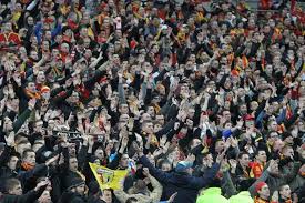 Les joueurs sont au vestiaire au stade. Grenoble Rc Lens Une Banderole Insupportable Pour Le Club Iserois Lensois Com