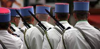 Le livre numérique (en anglais : Militaires Evolution De Carriere Et Mobilite Vocation Service Public