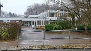 Bewohner uwe bartholl mit juliane winter (m.), pflegedienstleitung und pflegewissenschaftlerin kati borngräber. Schulen Warnen Kinderfanger Angst In Ahrensburg Regional Bild De