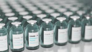 Los expertos llegaron a la conclusión de que los efectos secundarios asociados con la vacuna pueden haber contribuido a reacciones graves entre pacientes débiles y los ancianos. Diferencias Entre La Vacuna De Moderna Y De Pfizer
