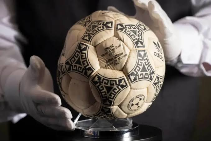 Bola Ikonik Gol 'Tangan Tuhan' Maradona Laku Rp60 Miliar