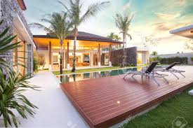 Wooden beams and wooden shutters enhance the rustic environment. Innen Und Aussen Design Der Pool Villa Die Wohnbereich Grungarten Infinty Schwimmbad Holzterrasse Und Sonnenbank Umgeben Von Kokosnussbaum Verfugt Lizenzfreie Fotos Bilder Und Stock Fotografie Image 81292961