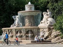 Wittelsbacher Brunnen Am Lenbachplatz In Der Munchner Altstadt Ist Im Sommer Besonders Schon Anzusehen Zum Abend Hin Wir Munchen Munchen Bayern Italien Reisen