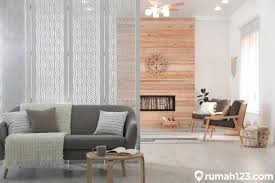 Bila membuat sekat dari tembok, tentunya akan semakin sempit. 12 Inspirasi Partisi Ruangan Minimalis Bikin Rumah Terasa Luas Rumah123 Com