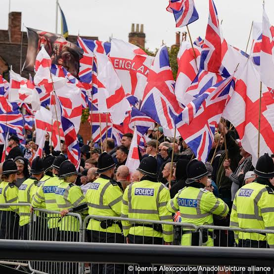 📷Protests and counter-demonstrations took place across the UK over the weekend on the issue of migration. In the Staffordshire town of Tamworth, Staffordshire police said a “large-scale policing oper