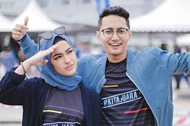 Actress elfira loy has announced yesterday that she will be engaged to singer sufian suhaimi this october. Naik Helikopter Pun Putus Juga Berita Elfira Sufian Putus Tunang Jadi Bahan Lawak