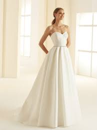 Ich entwerfe jedes hochzeitskleid, um dem weiblichen körper zu schmeicheln und die natürliche schönheit der braut zu unterstreichen. Stoff Und Stil Eine Kurzanleitung Fur Die Sommerbraut