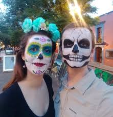 Emblème de la fête des morts, le thème candy cette photo c'est la réprésentation d'un déguisement de mexicain avec un maquillage de tête de mort magnifique. El Dia De Muertos Le Jour Des Morts Au Mexique Voyage De Miel